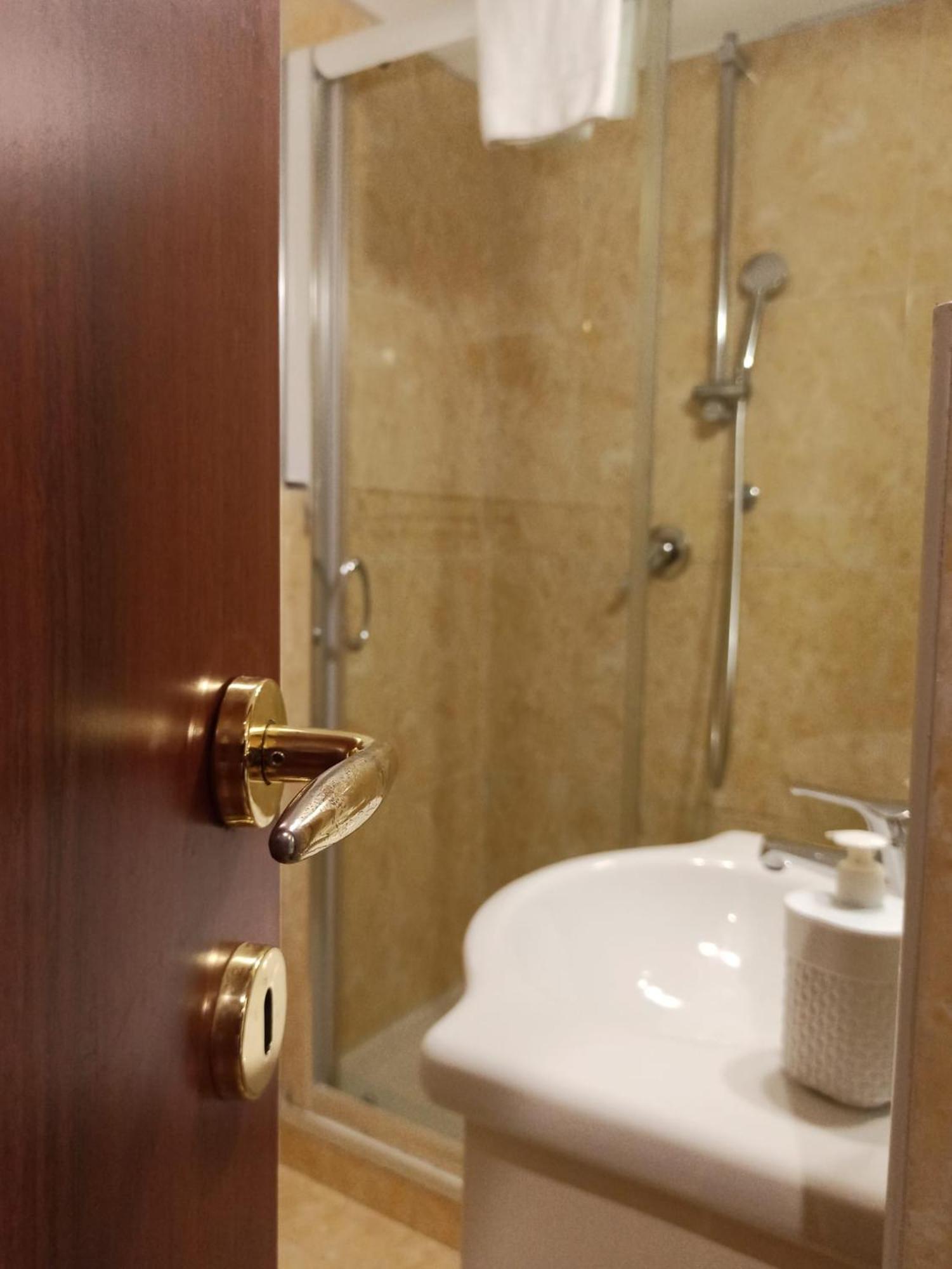 Bed and Breakfast Domina Popolo Рим Экстерьер фото